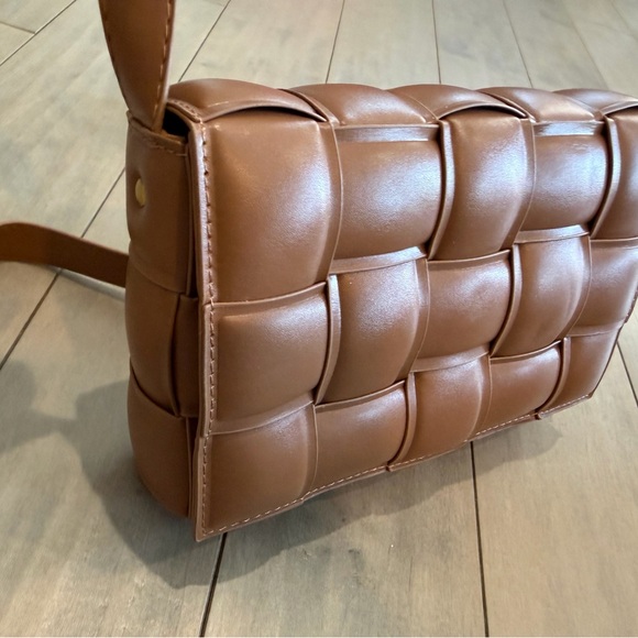 NWOT: Tan Woven Padded Cassette Crossbody Bag - Picture 9 of 9